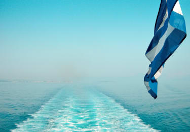 Græsk flag der hænger bag en båd