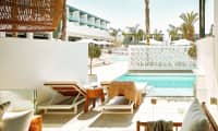 Større 2-værelses Club Pool Suite med terrasse mod poolområdet med direkte adgang til privat, delt pool