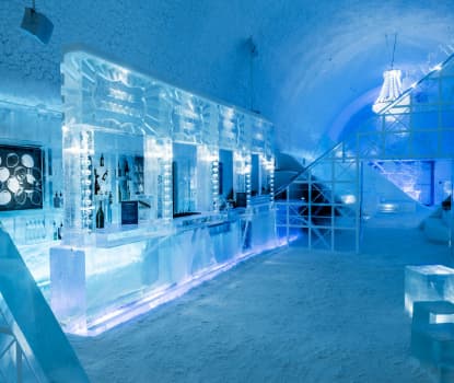 Icebar. Design af Mathieu Brison og Luc Voisin. Icehotel 365. Foto af Asaf Kliger.