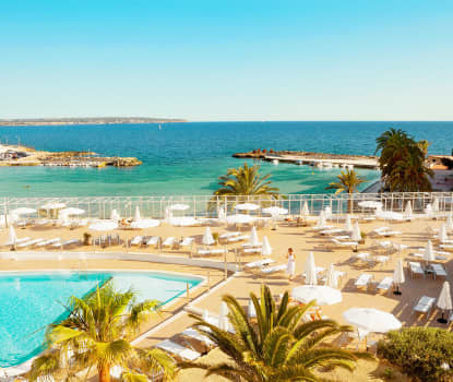 Fra hotellets dejlige poolområde har du flot udsigt over Middelhavet