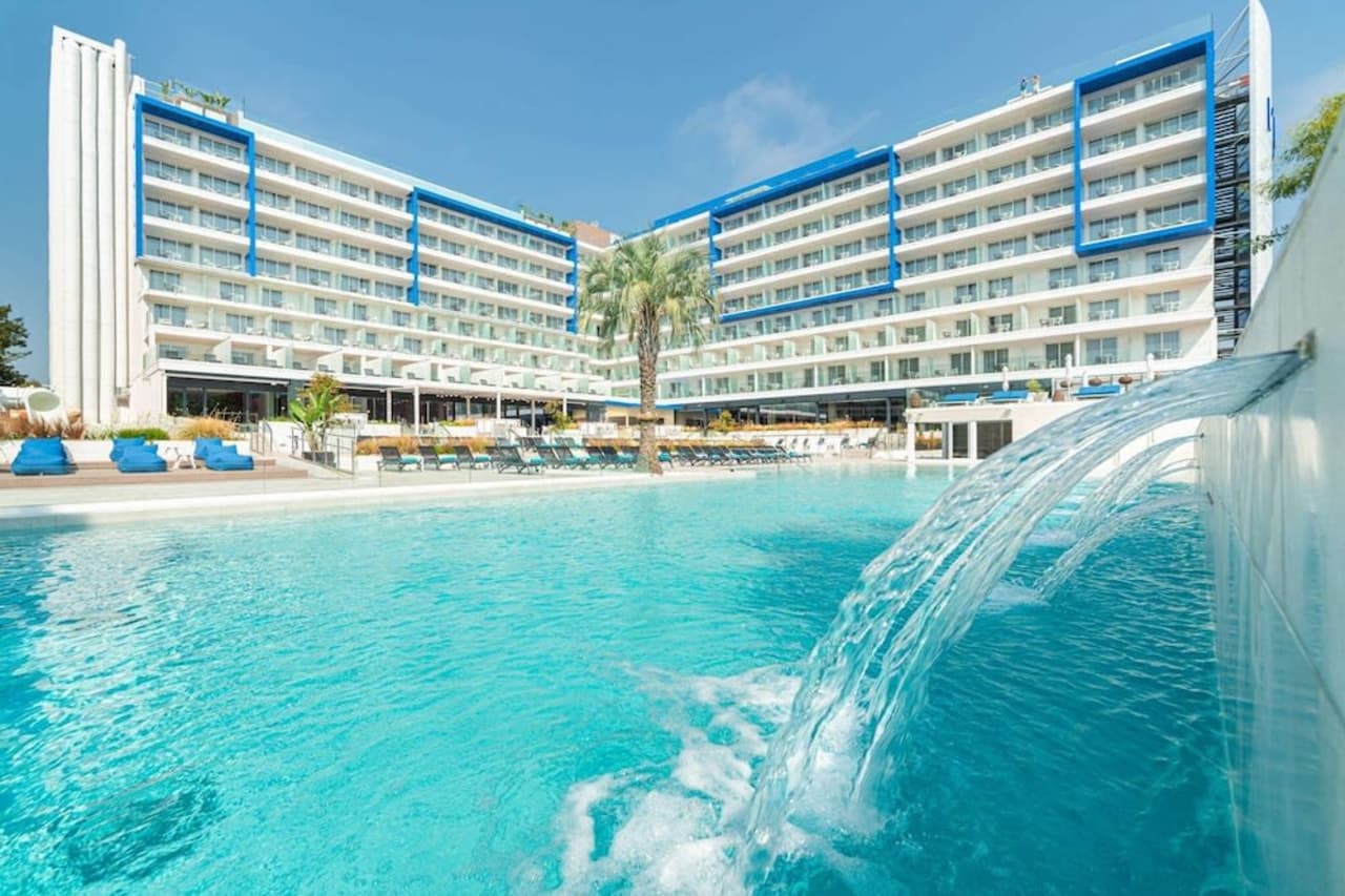 Billede av hotellet L Azure Hotel - nummer 1 af 140