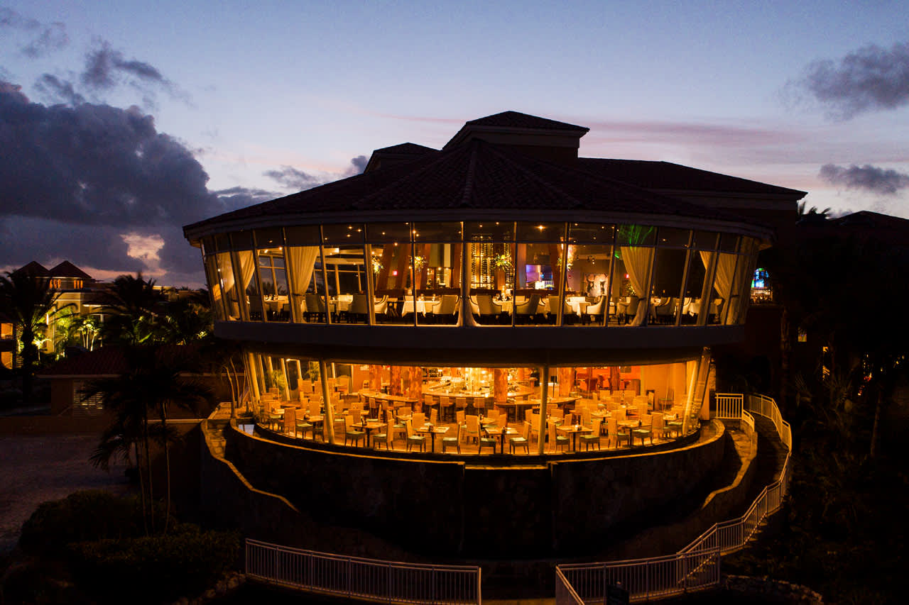 Restauranten Windows of Aruba (øverst) og Mulligans (nederst) på Divi Village Golf & Beach Resort
