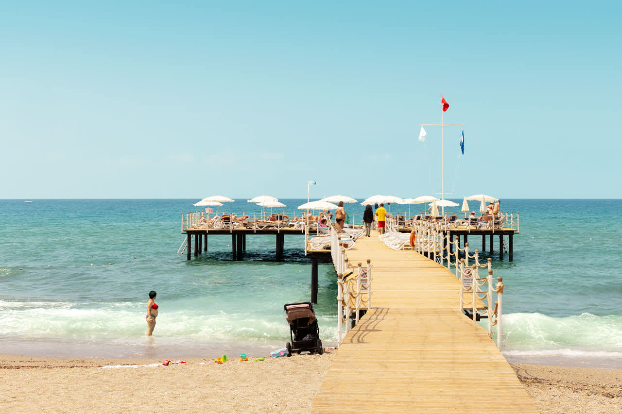 Sunprime C-Lounge har sin egen del af stranden med gratis liggestole og parasoller til hotellets gæster