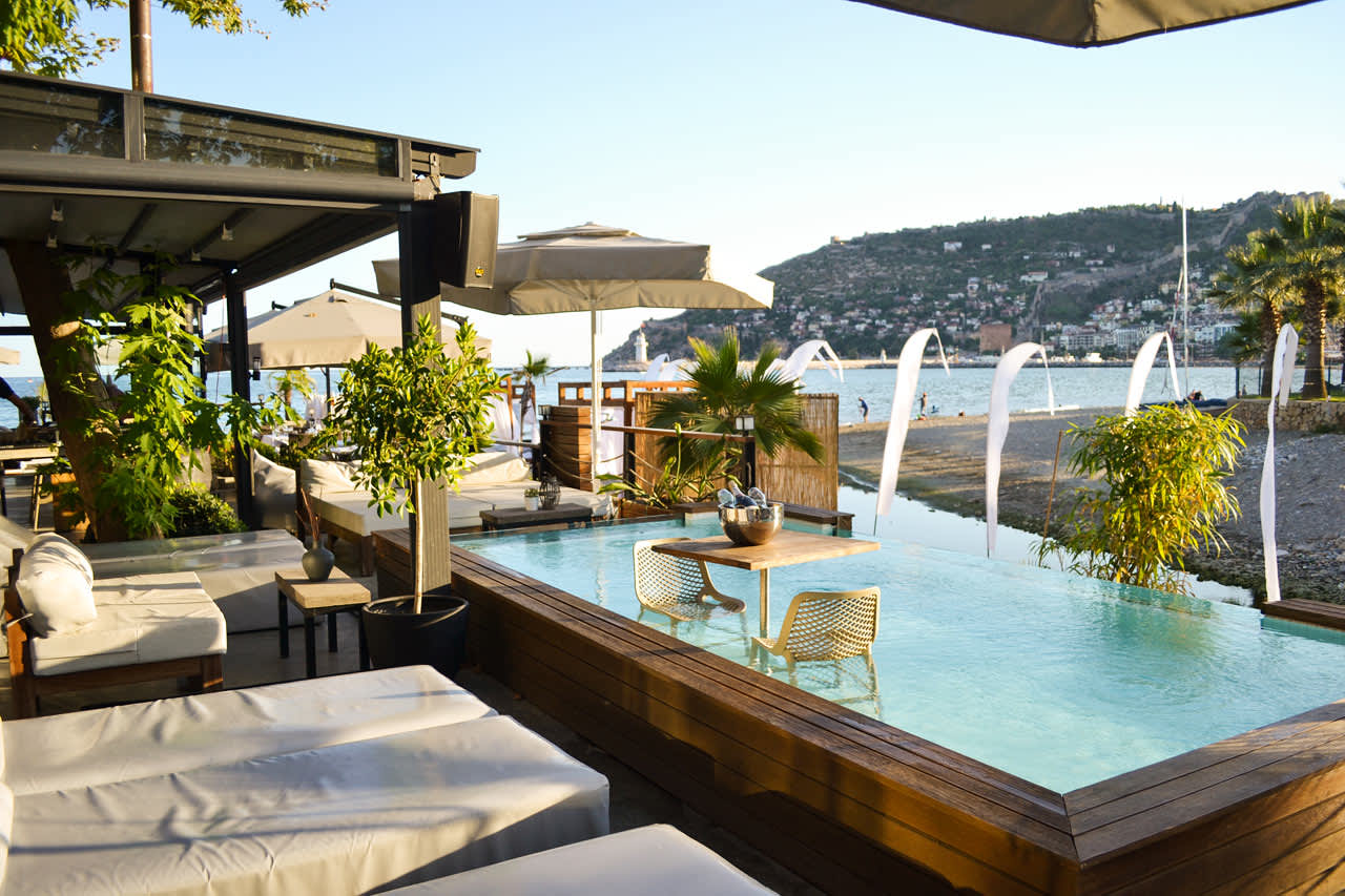 Hotellets gæster kan benytte relaxpoolen på søsterhotellet En Vie Beach