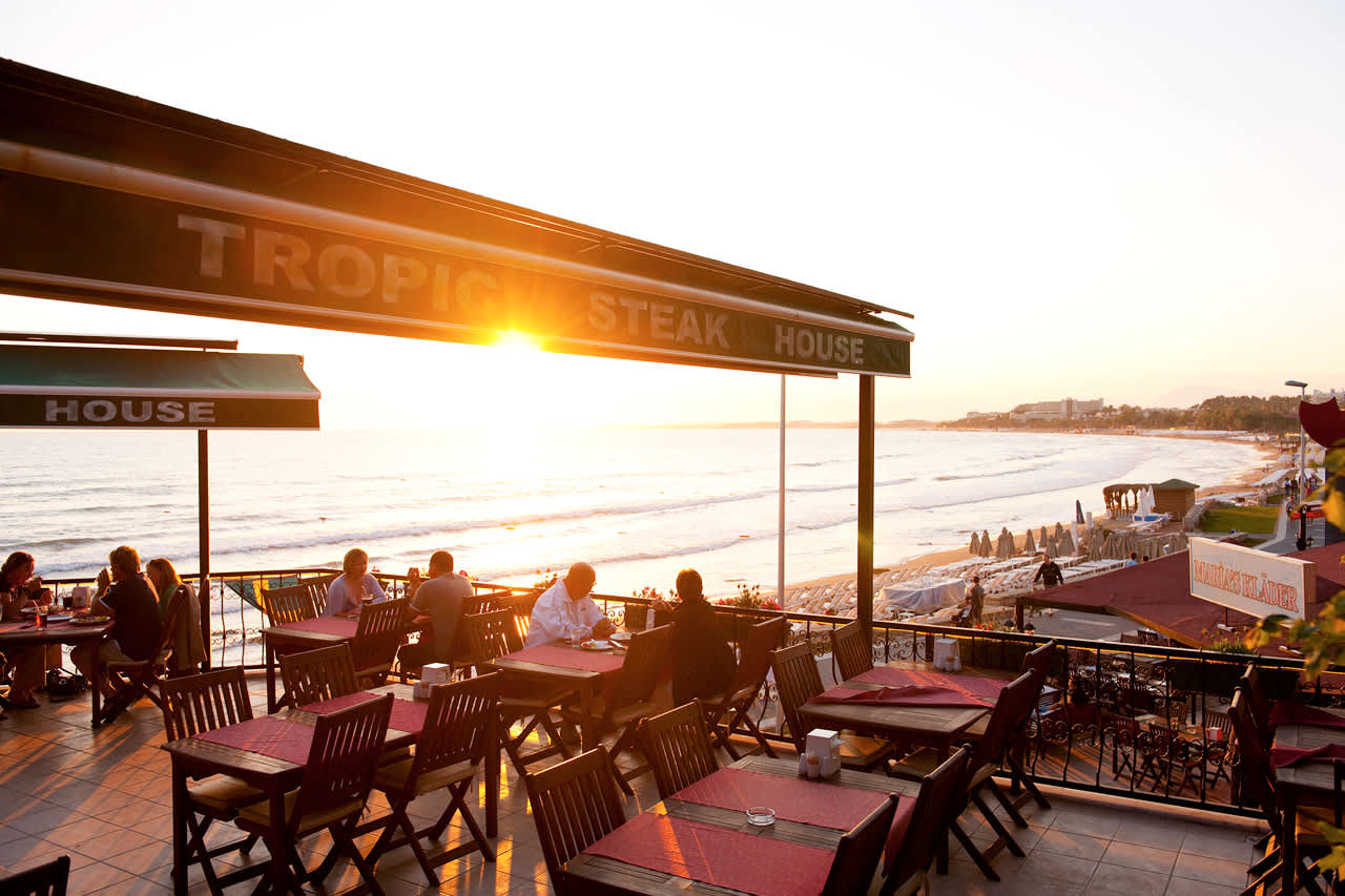 A la carte-restaurant, hvor All Inclusive-gæster spiser fra menu med udsigt over havet