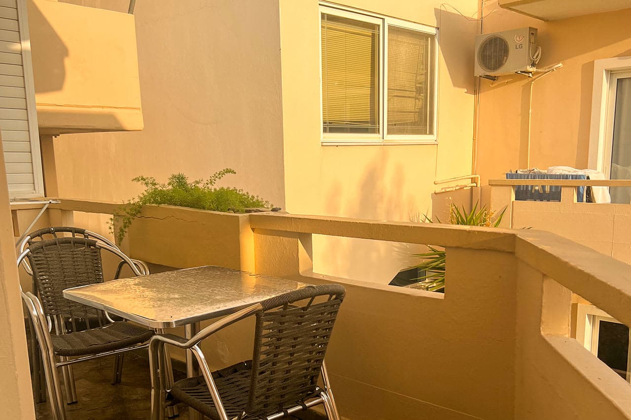 2-værelses lejlighed med balkon mod haven og mulighed for ekstra opredning