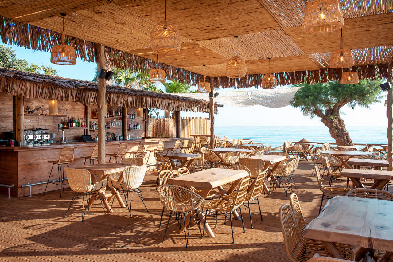 Hotellets a la carte-restaurant ved stranden