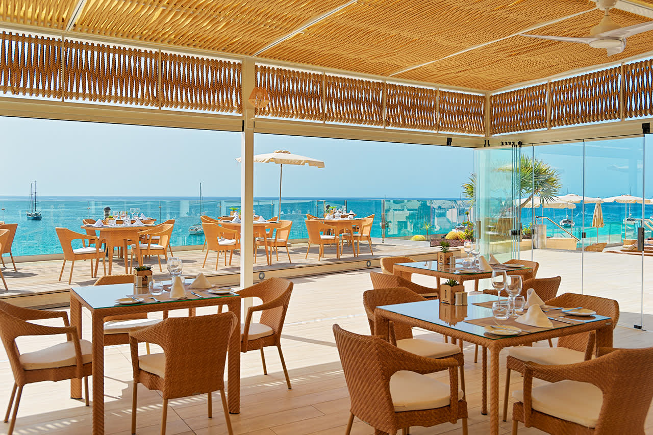 Hotellets buffetrestaurant har en hyggelig terrasse