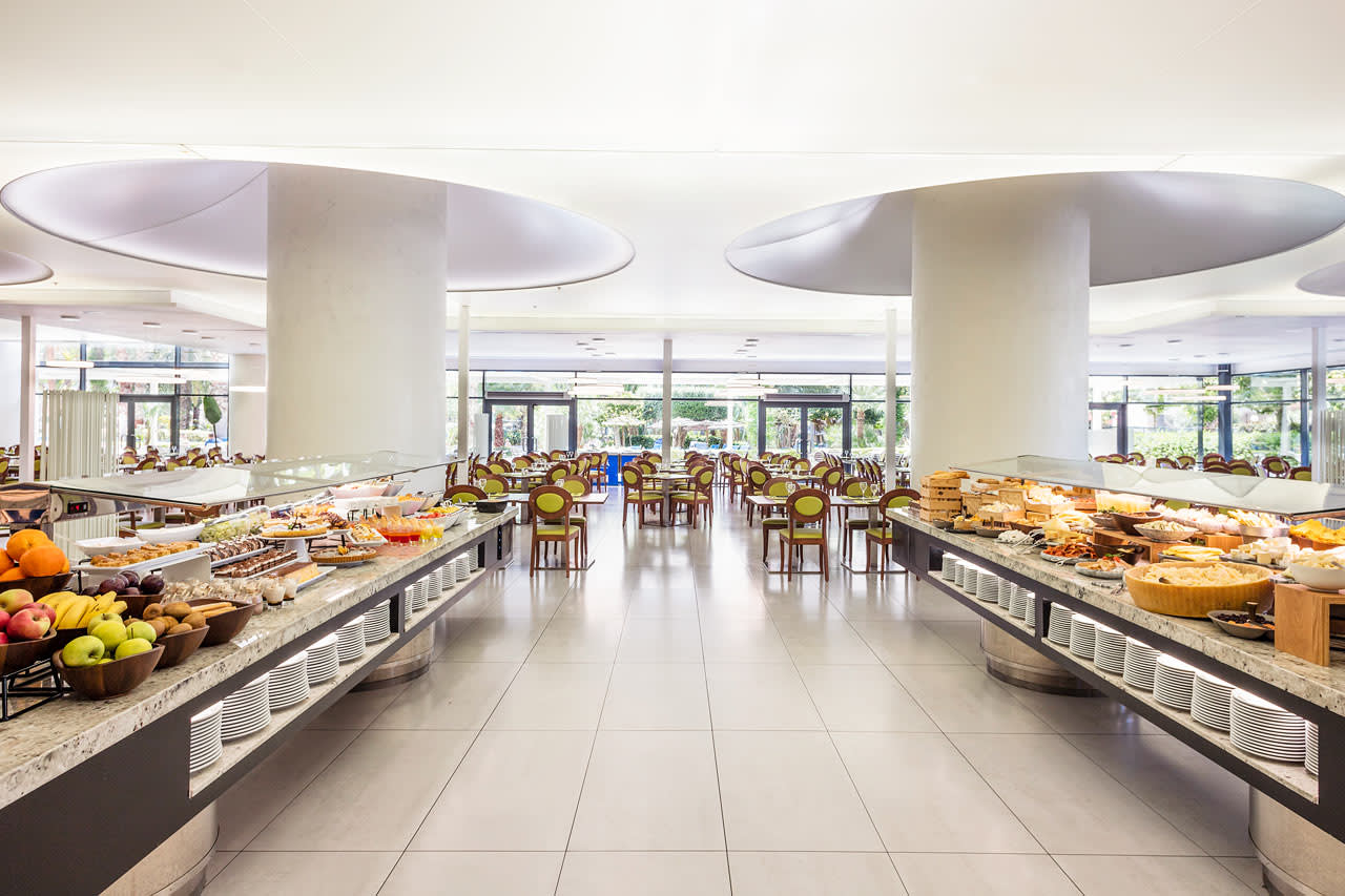 Hotellets buffetrestaurant er åben til morgemad, frokost og middag
