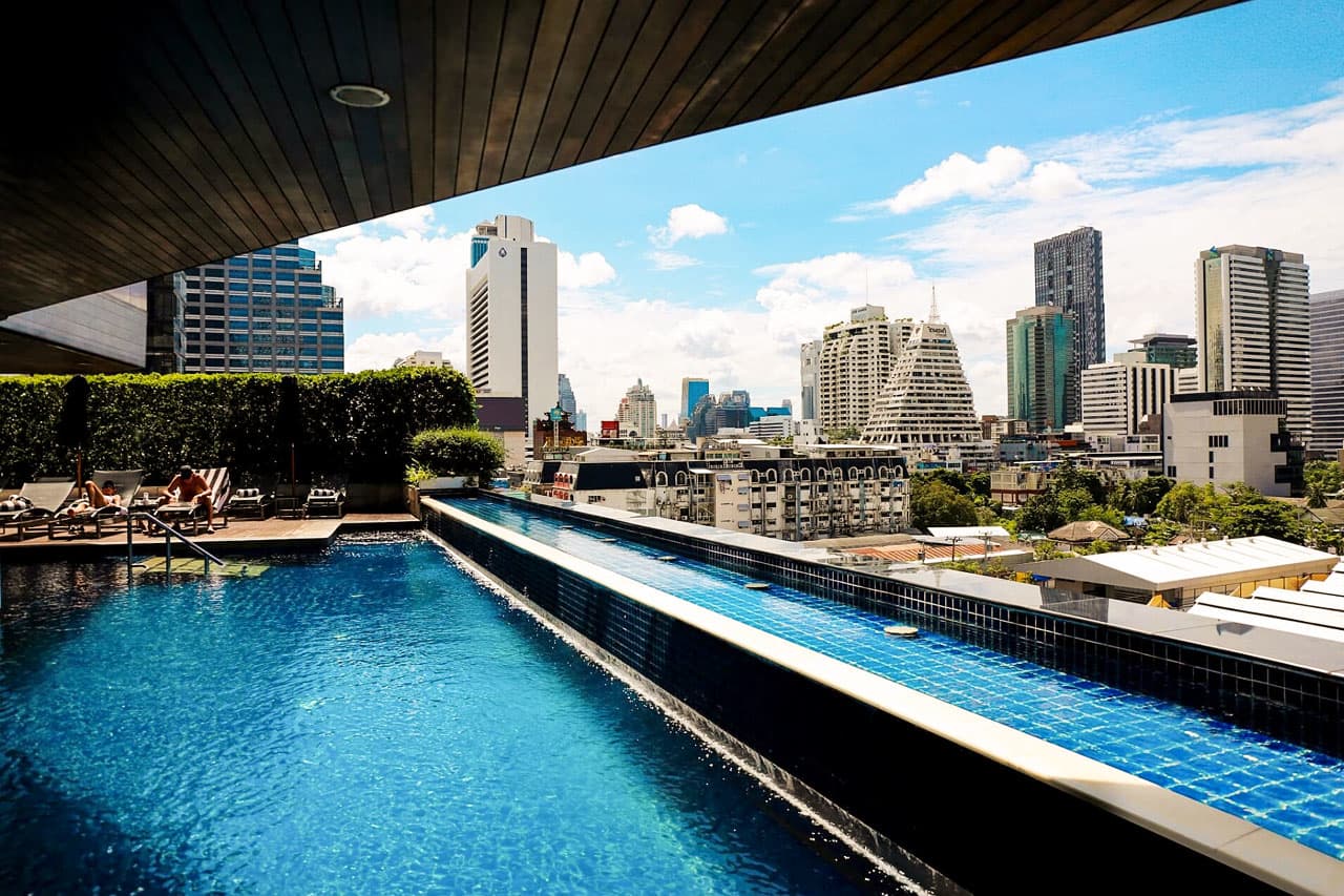 Fra hotellets poolområde er der fin udsigt over Bangkok