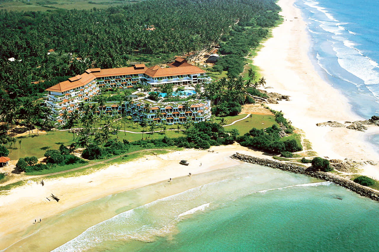 Stranden og Det Indiske Ocean findes lige neden for hotelområdet