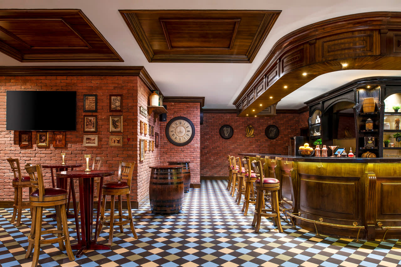 Kombineret bar og restaurant i irsk stil