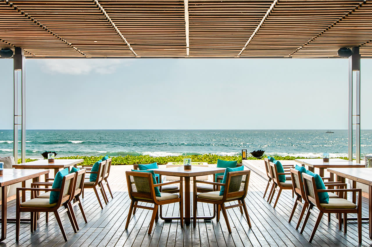 Fra hotellets a la carte-restaurant er der udsigt over havet