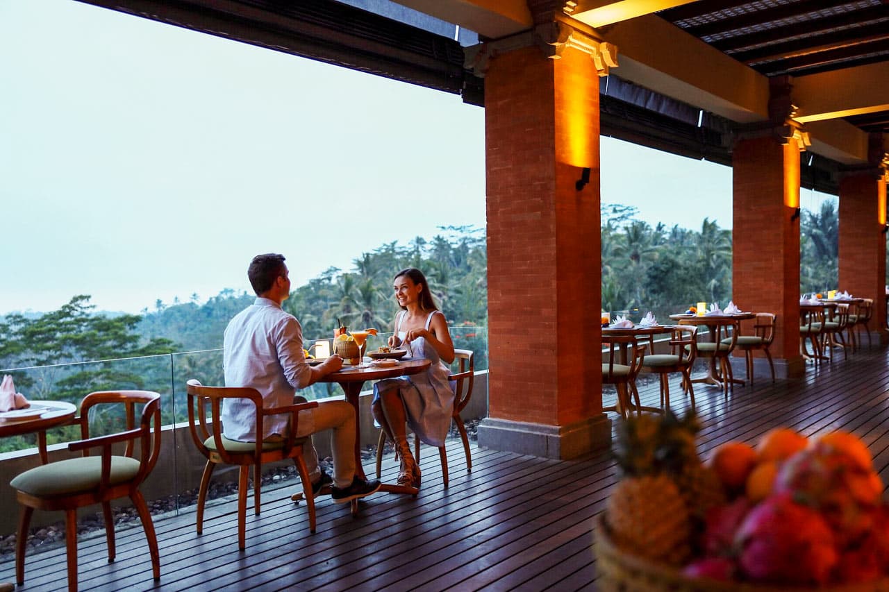 Hotellets a la carte-restaurant med international, asiatisk og indonesisk mad