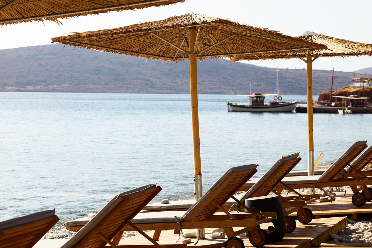 Hotellets taverna på stranden tilbyder gæsterne gratis liggestole