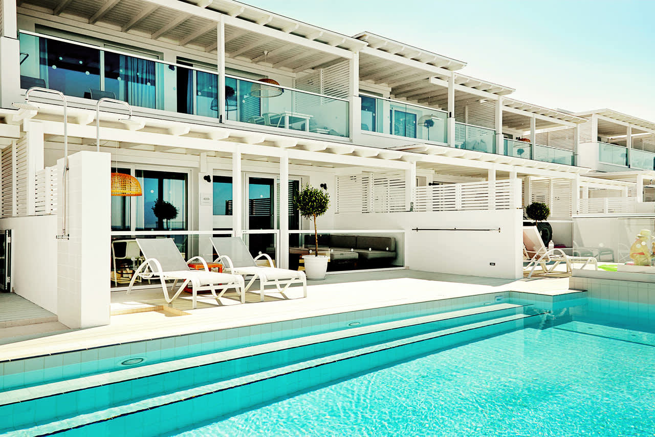 3-værelses Royal Pool Suite med stor terrasse med havudsigt og direkte adgang til privat, delt pool i Afrodite