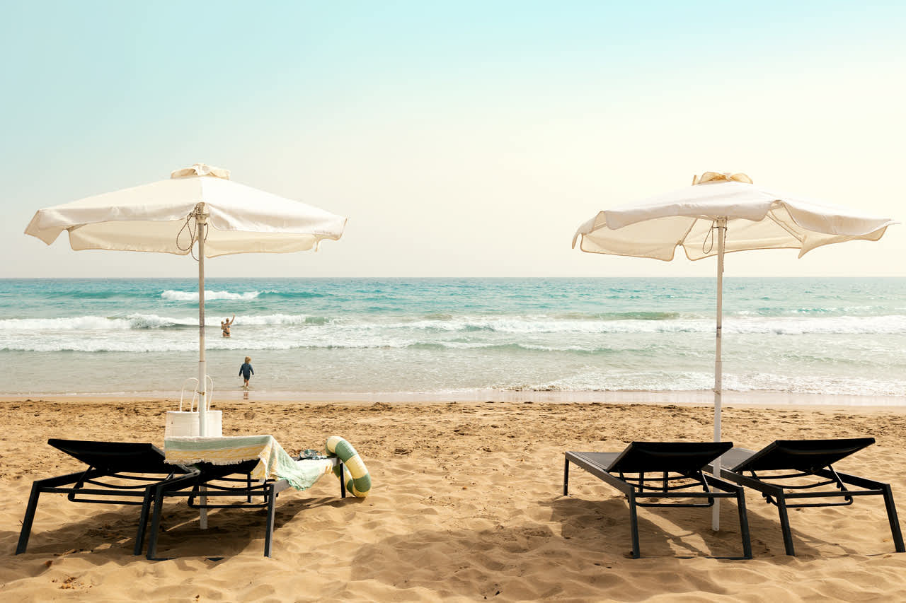 På stranden neden for hotellet udlejes liggestole og parasoller.