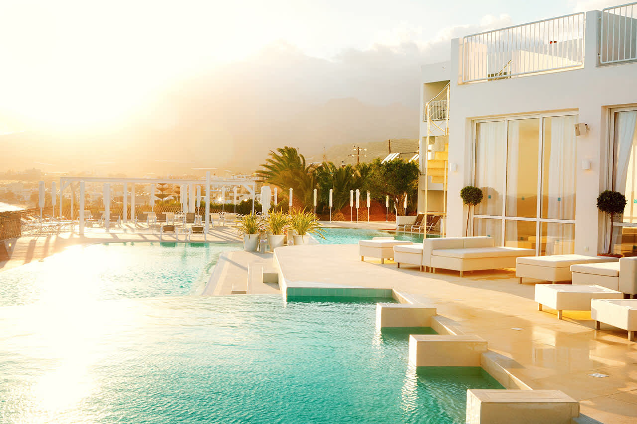 Find jeres favoritplads ved poolen eller på terrassen ned mod havet. Dette er Beach Club Pool