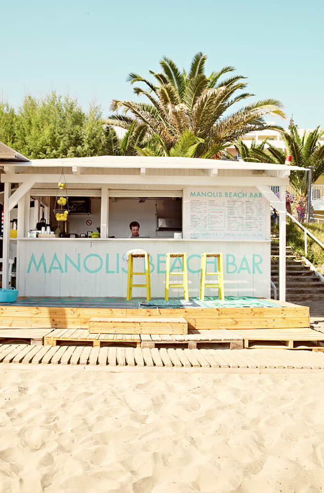 Manolis Beach Bar på stranden tilbyder kolde drikke og enkle retter til frokost