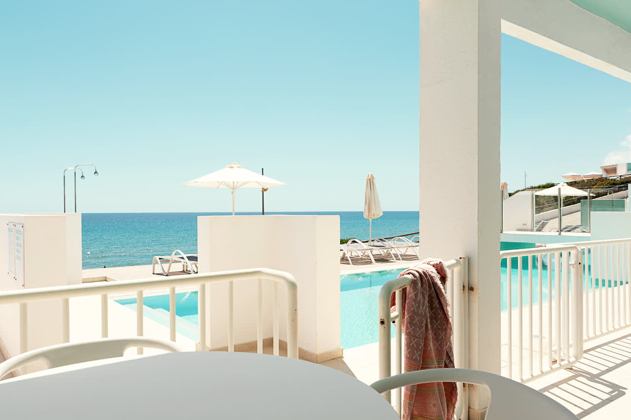 2-værelses Club House Pool Suite med terrasse med havudsigt nærmest havet og direkte adgang til privat, delt pool