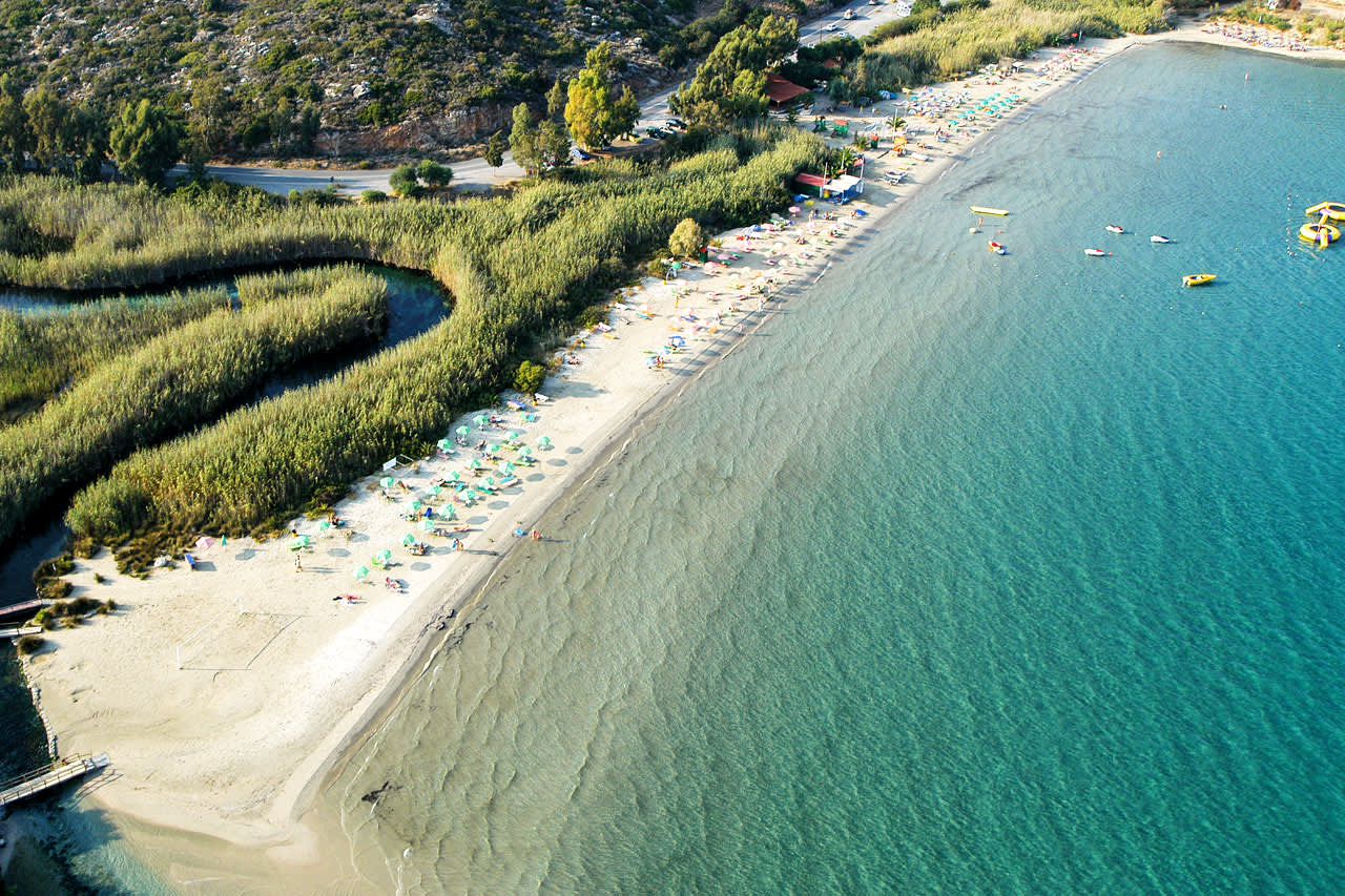 Den fine Almyros-strand ligger cirka 300 meter fra hotellet