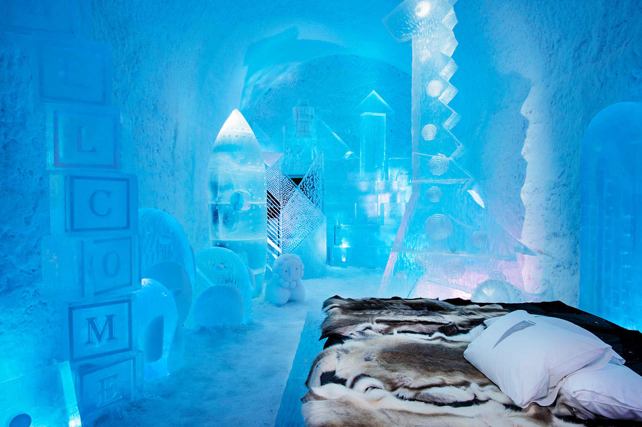 Deluxe-suite Toybox. Design af Wouter Biegelaar og Viktor Tsarski. Icehotel 365. Foto af Asaf Kliger.