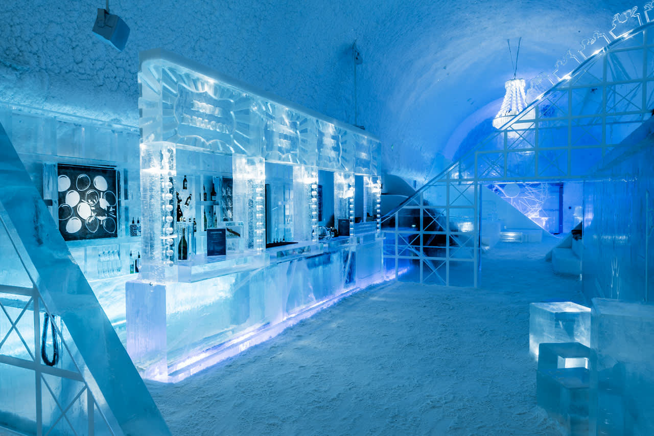 Icebar. Design af Mathieu Brison og Luc Voisin. Icehotel 365. Foto af Asaf Kliger.