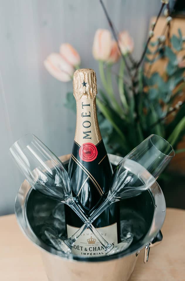 Champagne på værelset indgår i luksuspakken. Foto af Rebecca Lundh.