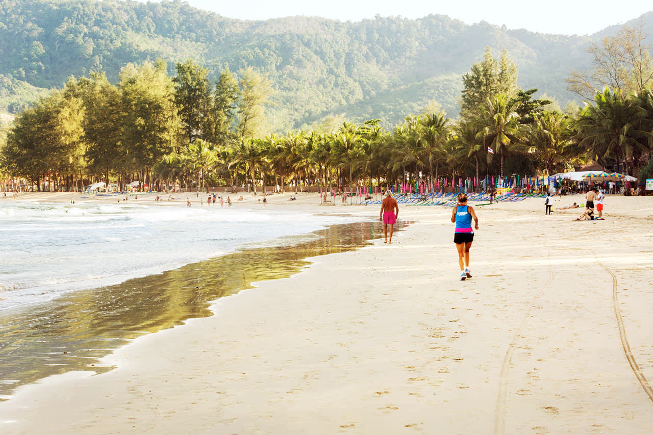 Kamala Beach er ca. 2 km lang og egner sig fint til gå- eller løbeture