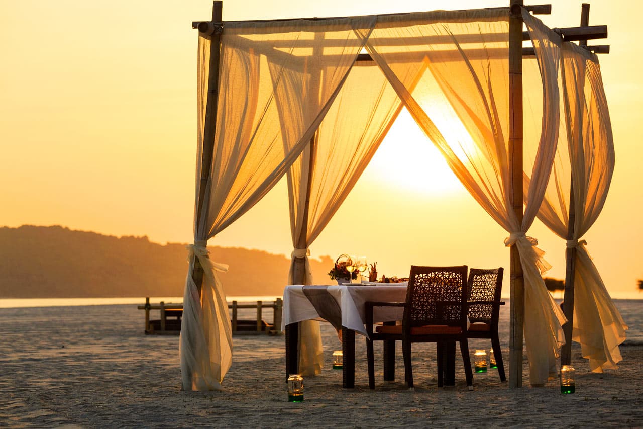 Nyd en romantisk middag for to på stranden