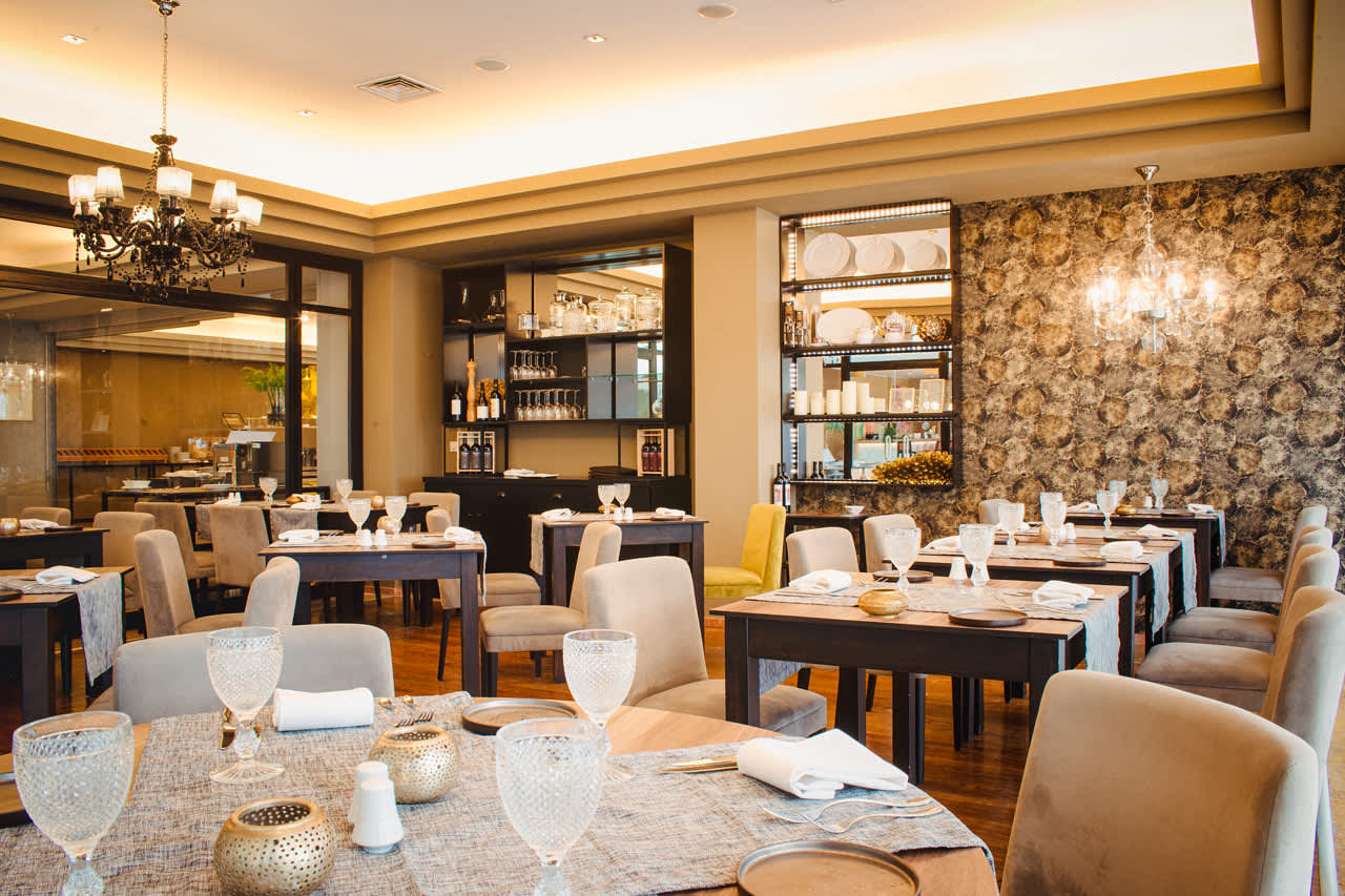 Hotellets a la carte-restaurant serverer både portugisiske retter og middelhavsinspireret mad