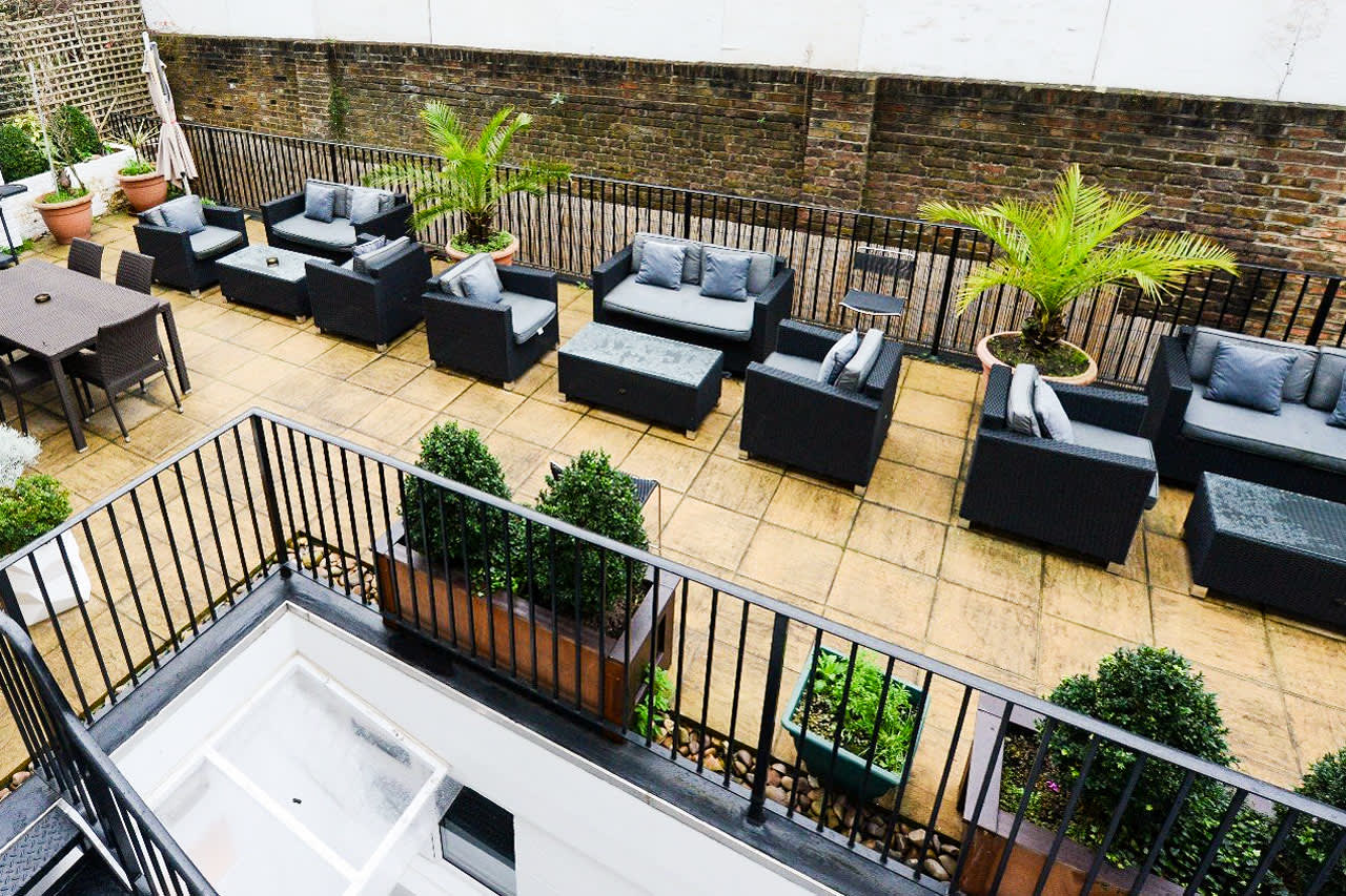 Hotellets terrasse med loungemøbler
