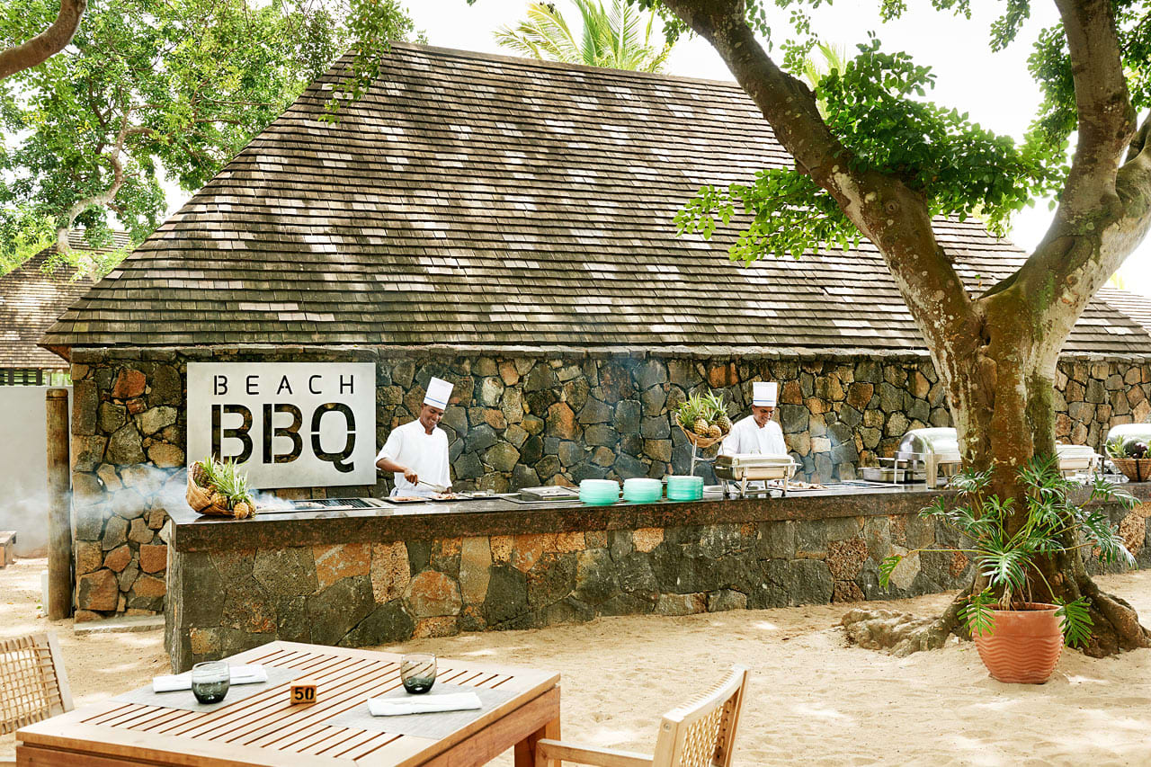 Buffetrestaurant på stranden med grillretter