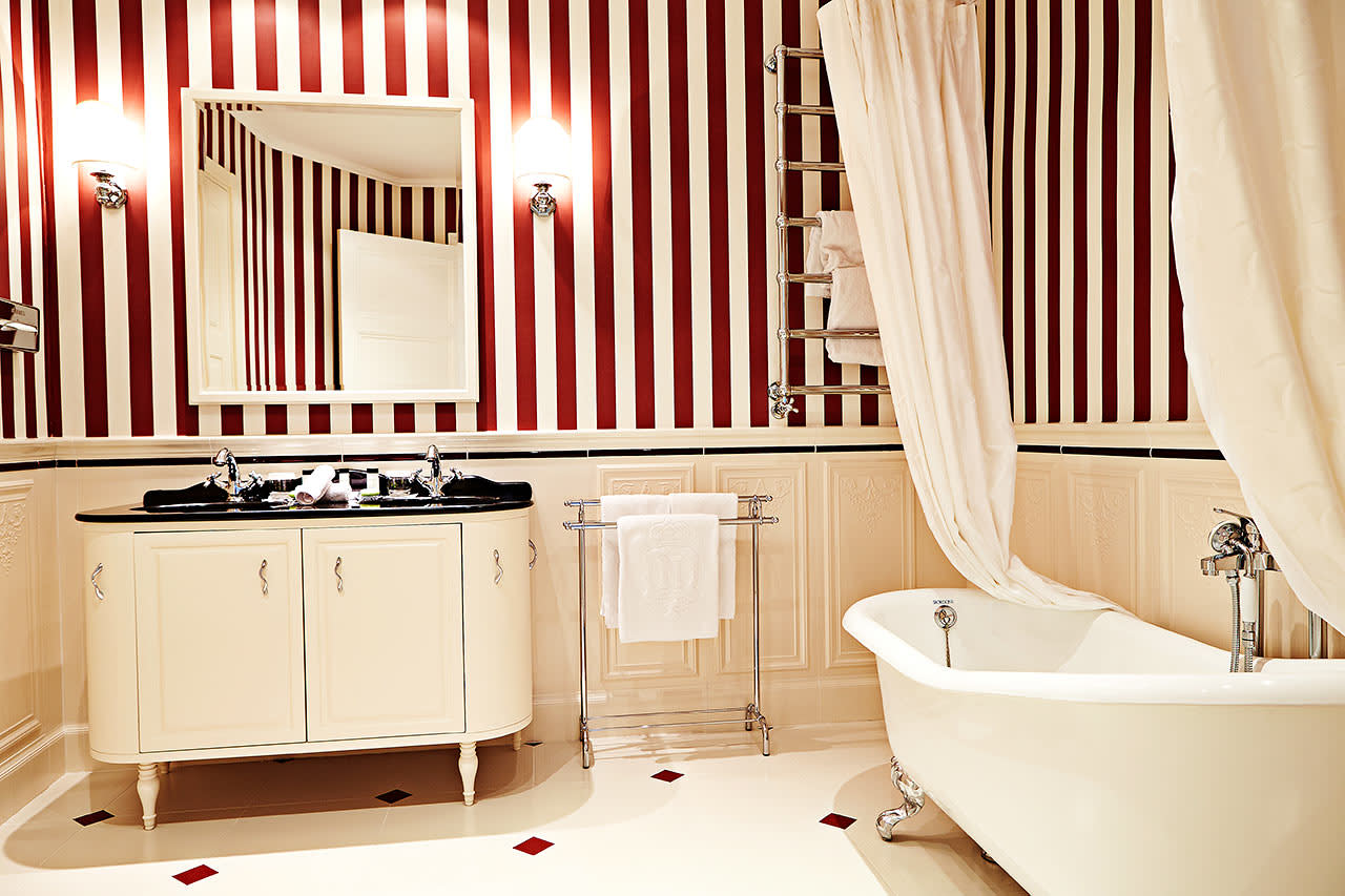 Badeværelset i et dobbeltværelse deluxe med havudsigt