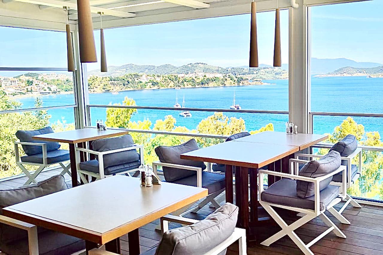 Hotellet har en hyggelig restaurant med udsigt over havet
