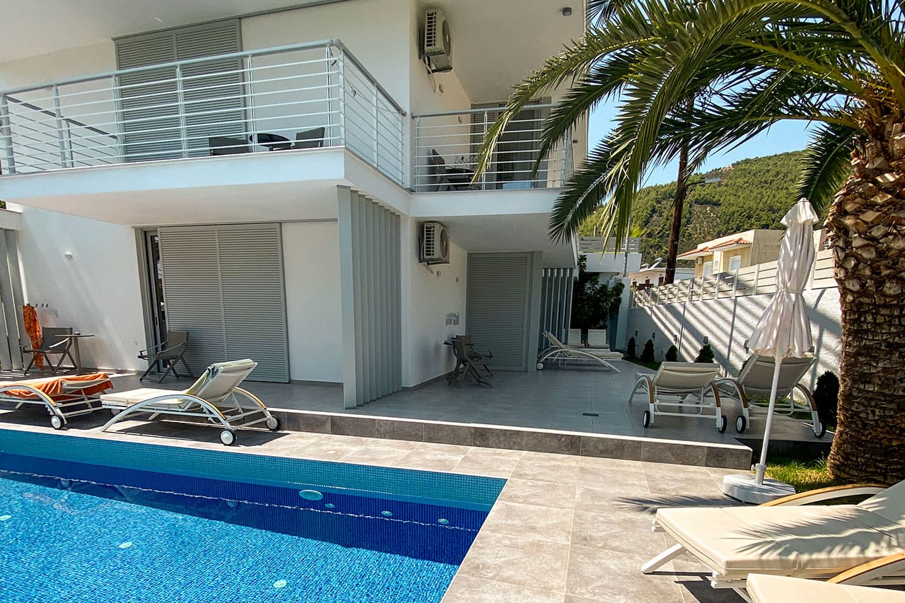Dobbeltværelse mod poolområdet med balkon (1. etage) / Dobbeltværelse med direkte adgang til fælles pool (stueplan)