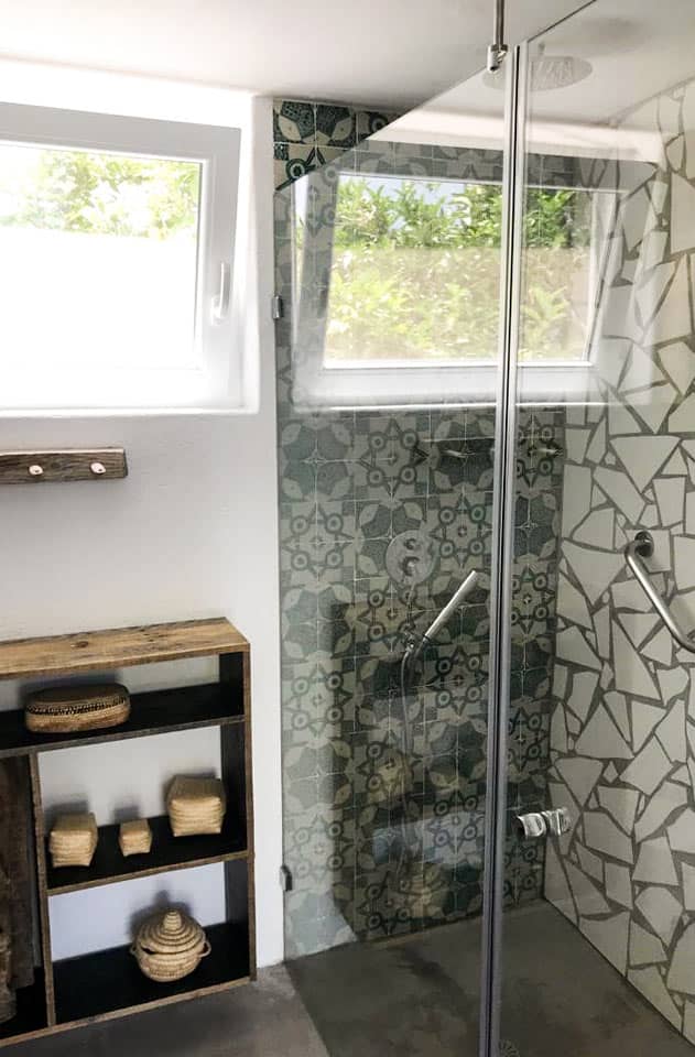 Badeværelse med regnvejrsbruser i en 2-værelses lejlighed i villa