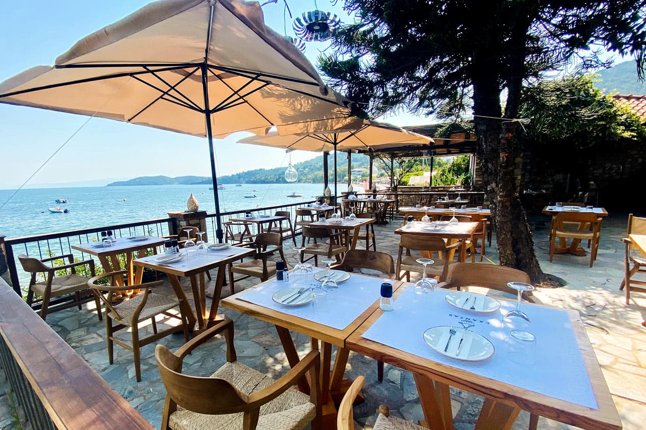 Hotellets populære a la carte-restaurant med græsk mad og over 100 vine på menuen