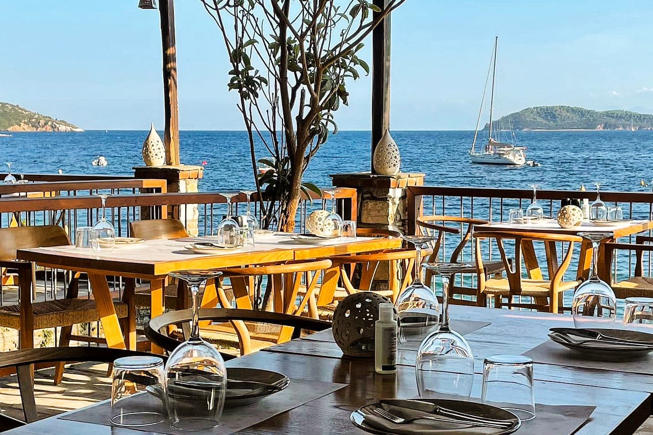 Nyd lækker mad med udsigt over havet i hotellets populære a la carte-restaurant