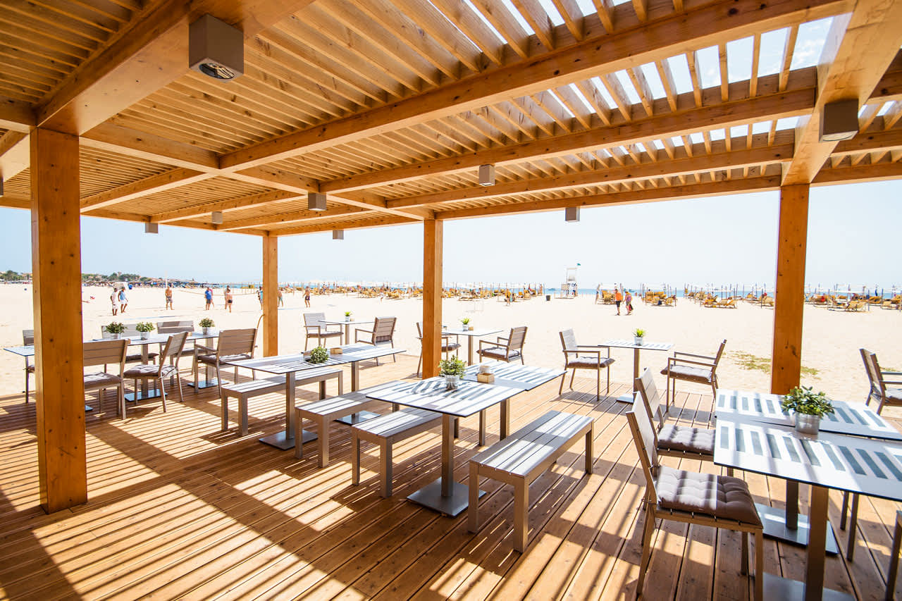 I hotellets kombinerede strandbar og a la carte-restaurant kan du spise både frokost og middag