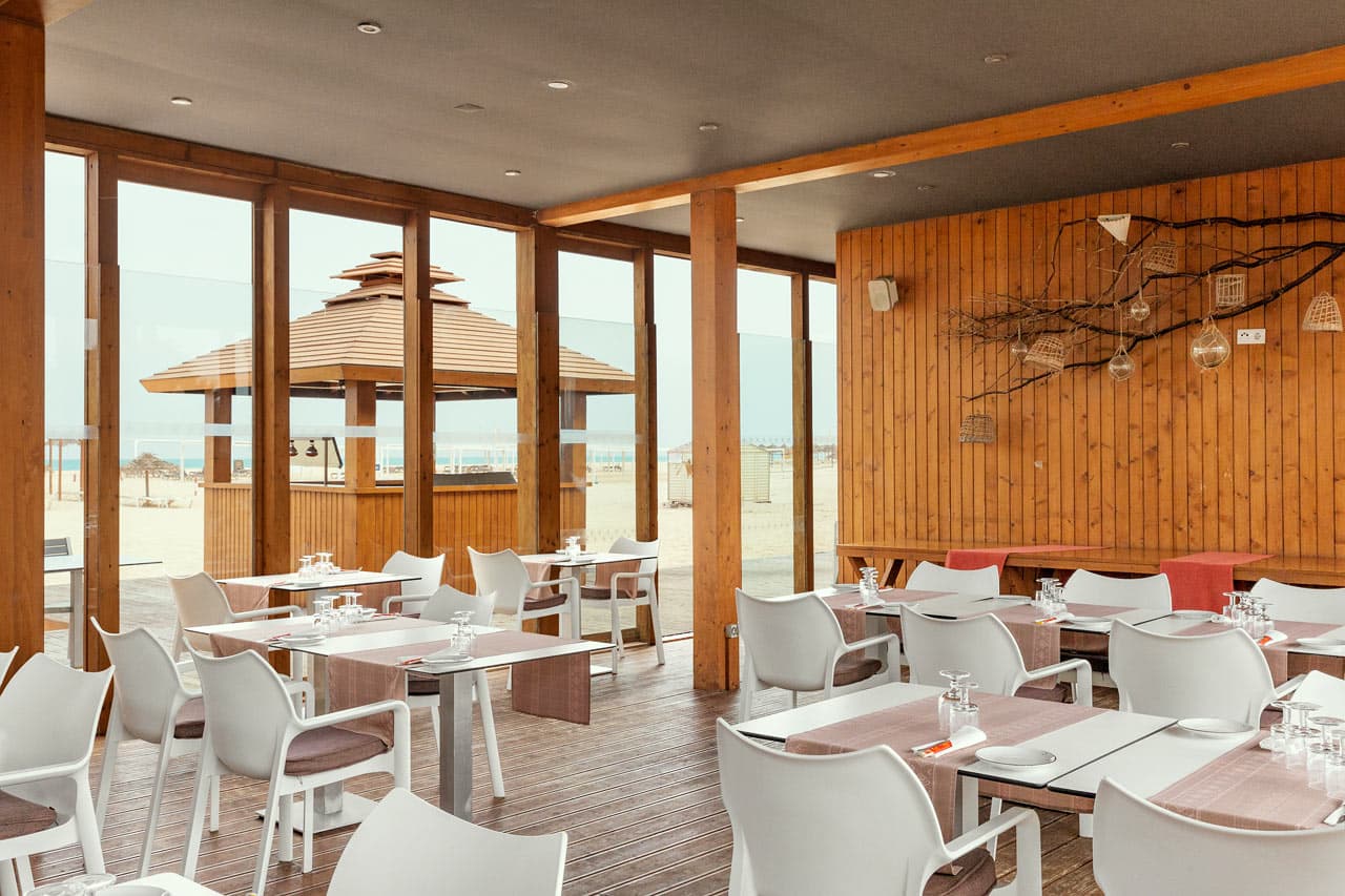 I hotellets kombinerede strandbar/a la carte-restaurant kan du nyde en BBQ-middag