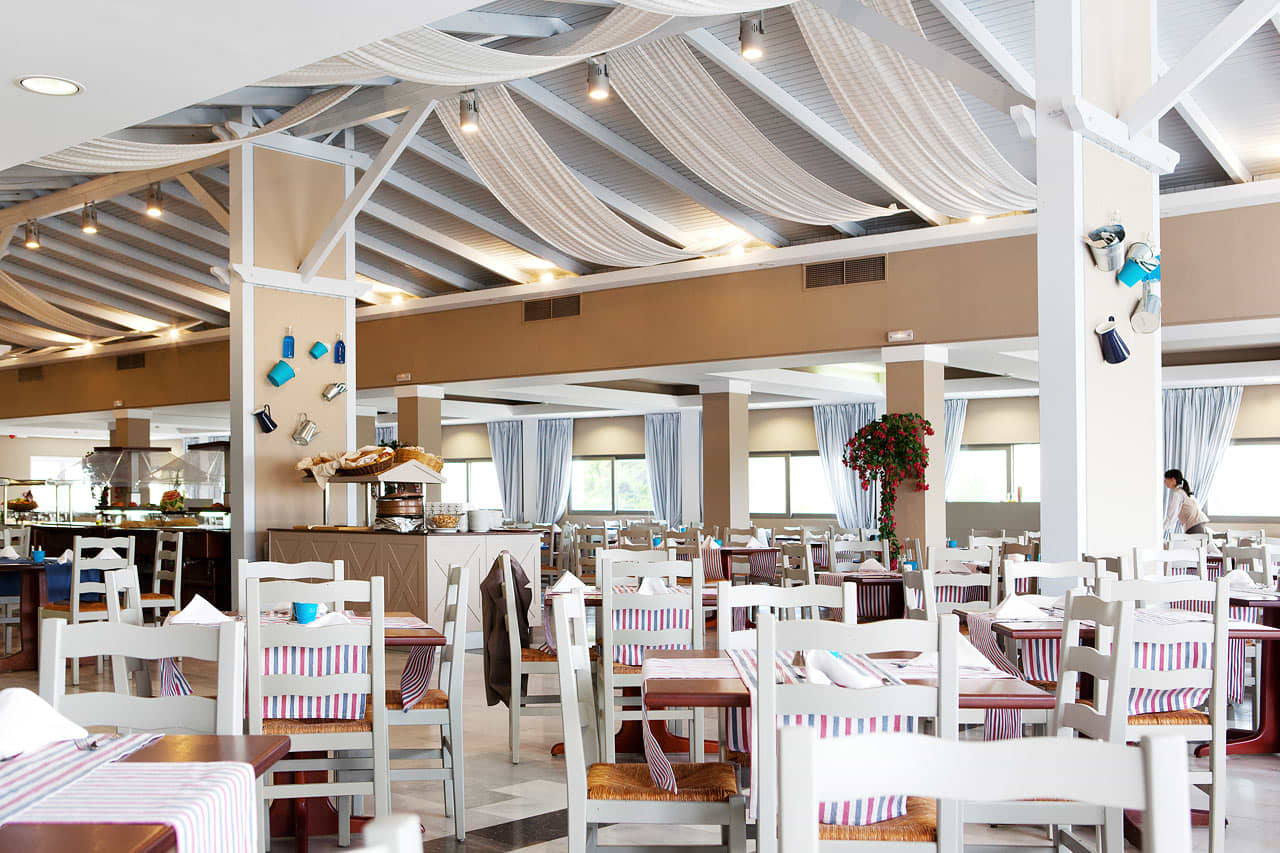 Atrium Greek Restaurant serverer græske specialiteter fra buffet