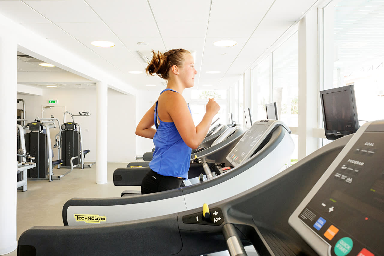 I vores motionsrum kan du træne på både maskiner og med vægte