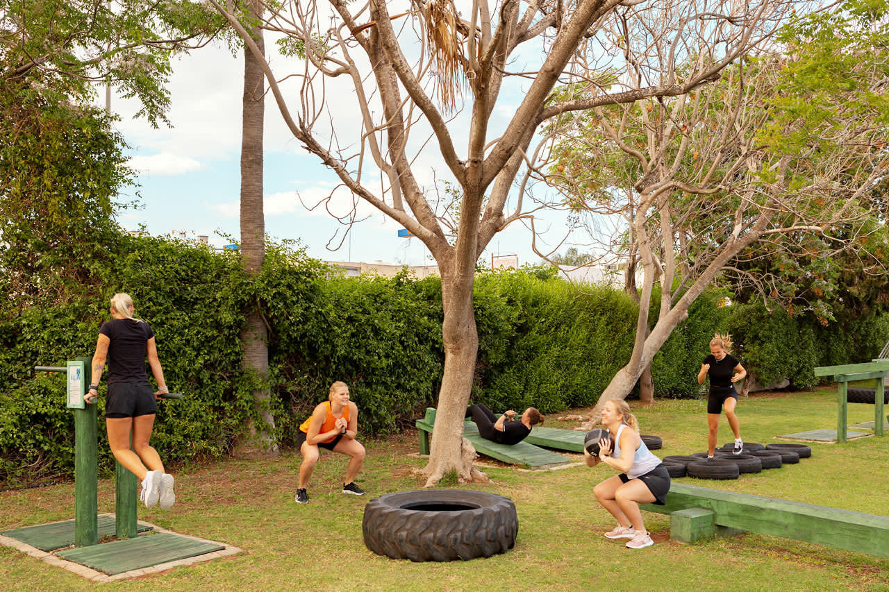 På hotellets udendørs motionsområde kan du udfordre dig selv