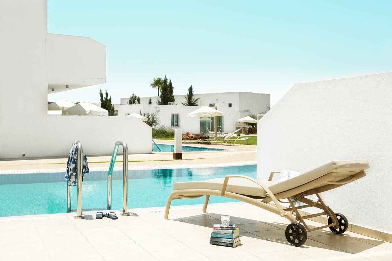 1-værelses Prime Pool Suite med stor terrasse med direkte adgang til privat, delt pool.