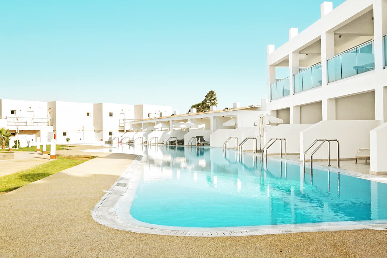 1-værelses Prime Pool Suite med stor terrasse med direkte adgang til privat, delt pool.