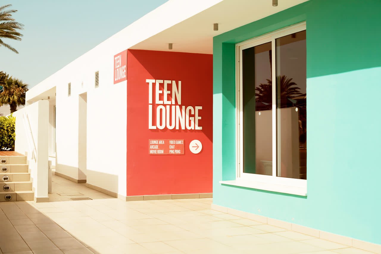 Alle unge er velkomne i Teen Lounge på Sunwing Sandy Bay Beach, hvis de trænger til en pause fra forældre og småbørn.