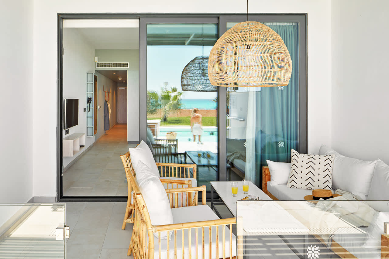 2-værelses Club Pool Suite med terrasse mod havet med direkte adgang til privat, delt pool