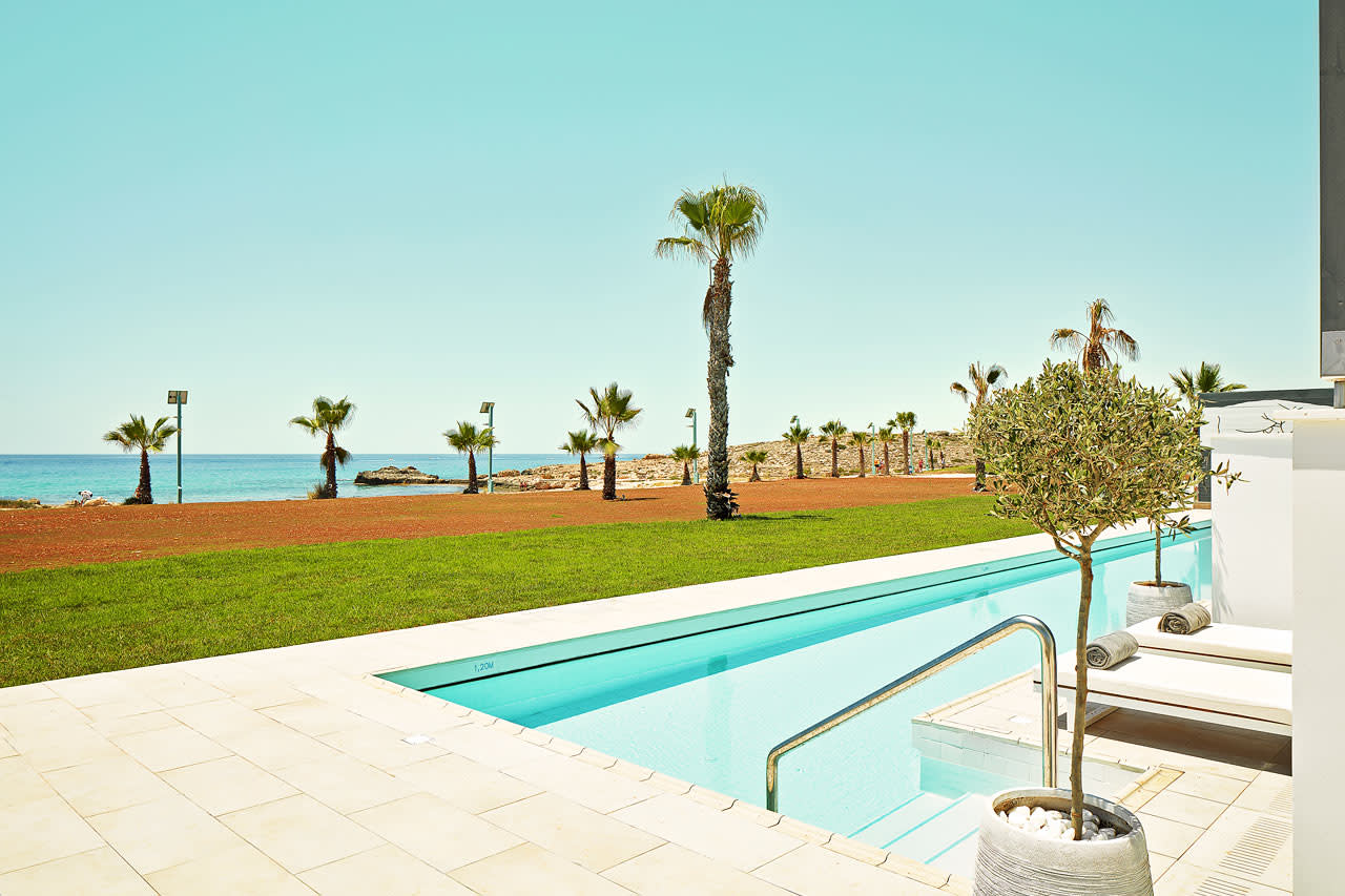 2-værelses Club Pool Suite med terrasse mod havet med direkte adgang til privat, delt pool