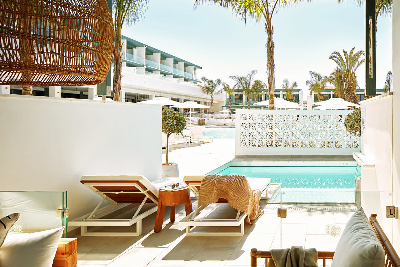 Større 2-værelses Club Pool Suite med terrasse mod poolområdet med direkte adgang til privat, delt pool